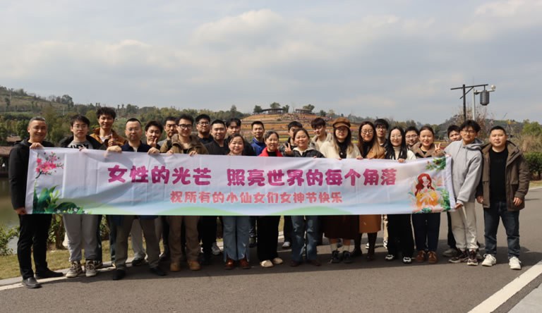 Accompanied by flowers, go to the goddess festival